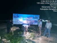 Sinergitas TNI-  Polri, Polsek Pinggir Pasang Spanduk Ucapan Selamat HUT TNI Ke 74 Tahun 2019.