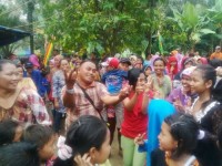 Ratusan Anak-Anak di Desa Rambah Utama Belajar Nyanyikan Kemenangan Suparman-Sukiman 