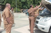 Bupati Yopi Periksa Kendaraan Dinas ASN