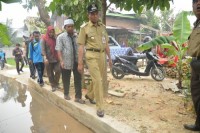 Walikota Pekanbaru Berikan Bantuan Korban Angin Puting Beliung