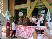 KAMMI Kampar Demo Kantor Bupati Kampar dan Beri Rapor Merah 1 Tahun Kepimpinan Catur Sugeng