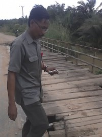 Paslon Nomor 1 Kalah, Jembatan Sungai Batang Kayu di Rambah Hilir Dibongkar dan Dibiarkan