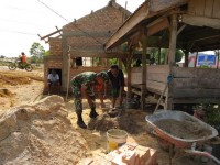 Ciptakan Kebersamaan Menjaga Lingkungan, Serda Gunawan Goro Membangun Pos Kamling Di Desa Makmur