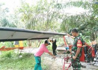 Babinsa Koramil 09/ Lgm Kodim 0313/KPR Silaturahmi Dengan Warga Pembuat Pesawat 