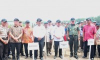 Pangdam I BB Bersama Gubri Dampingi Menteri Pertanian  Tanam Jagung Perdana Di Desa Pantai Cermin