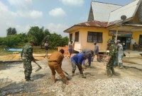 Membangun jiwa Kebersamaan Binaan Babinsa Giat Goro Semenisasi Jalan  Bersama Perangkat Desa
