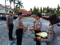 Sukses Wujudkan Pilkada Damai, Kapolda Berikan Penghargaan Kepada Kapolres Kampar dan Kapolresta Pek