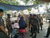 Kasatpol PP & Damkar Kab. Pelalawan Gusur Pedagang di Depan Sekolah