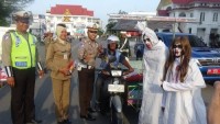 Sosialisasikan KTL, Satlantas Tampilkan Pocong Bohongan