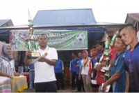 Ketua DPRD Rohul Tutup Turnamen Bola Kaki KUD Cup-1 Desa Mahato, Sekaligus Serahkan Piala Kepada Jua