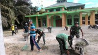 Lestarikan Budaya Gotong Royong  Koramil 14/Kepenuhan Melaksanakan Jum’at Bersih Bersama Warga