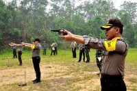 Perwira Dan Anggota Polres Inhu Latihan Tembak