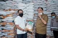 Bupati Inhil Tinjau Ketersedian Beras di Gudang Bulog