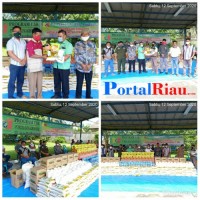 PT.Pelita Agung Agrindustri bagi sembako ke masyarakat sekitar pabrik lingkungan