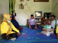Camat Ratu Berikan Bantuan Sembako 