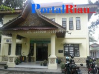 Warga Mengurus Surat-surat Di Kelurahan Tuah Karya Dipersulit