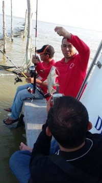 Isi Waktu Libur Akhir Pekan, Plt Sekda Mancing dikuala Sungai Rokan