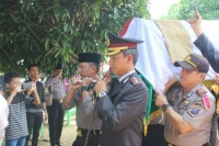  Kapolres Pelalawan Ikut Mengusung Jenasah Anggotanya