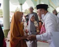 Bupati Labuhanbatu Salurkan Zakat Dari BAZNAS Kepada 7 Panti Asuhan