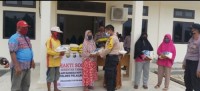 Polsubsektor Pelalawan Bhaksos Penyerahan Sembako Masyarakat Berdampak Covid-19