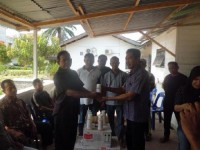 Disbun Rohil Salurkan 50 Liter Pestisida kepada Dua Kelompok Tani