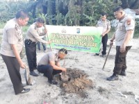 Polsek Pinggir Tanam Puluhan Pohon Buah