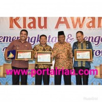 Bengkalis Peringkat II KI Award Riau 2017Mantap, Bupati Amril Terima Penghargaan KI Award Riau 2017