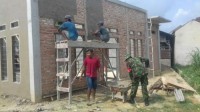 Motivasi warga Giat Bergotong royong Babinsa Koramil 09/Lgm Kodim 0313/Kpr Bantu Rehap Mushalla