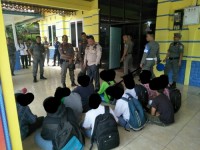 Satpol PP & Damkar Kab. Pelalawan Lakukan Penertiban pelajar yang bolos pada saat jam belajar