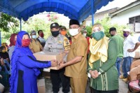 Pembagian 100 paket sembako kepada masyarakat Desa Payalombang