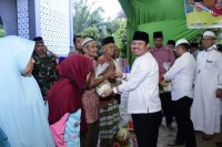 Bupati Bengkalis Amril Mukminin serahkan 1800 Paket sembako kepada masyarakat Desa Muara Basung