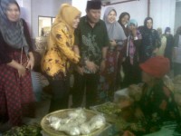 Serap Aspirasi Masyarakat, Cawabup Sukiman Blusukan di Pasar Boter dan Pasar Modren