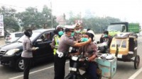 Satlantas dan Binmas Polres Rohul Bagikan Masker Kepada Pengguna Jalan