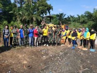 DLH Labuhanbatu Bersinergi Lakukan Pembersihan Sampah Liar