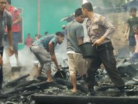 5 Unit Rumah di Desa Kuntu Hangus Terbakar, Kapolsek Kampar Kiri Bersama Anggota Ikut Bantu Pemadama