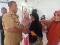 Secara Simbolis Camat Rantau Selatan Serahkan BST Tahap III