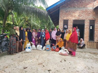 Anggota DPRD Kampar Haswinda Berikan Bantuan Kepada Kelompok Tani