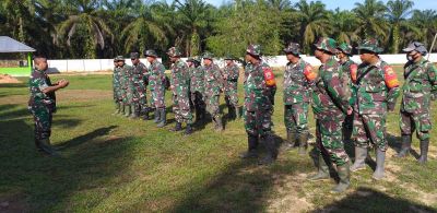 Anggota Satgas Pra TMMD  113 Apel pagi  mengevaluasi  pelaksanaan