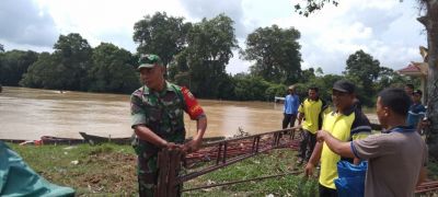 Babinsa Koramil 05/Kampar Bantu Warga Ringankan Beban