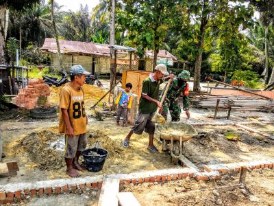 Babinsa Koramil 09/Langgam Bantu Warga Pembuatan Pondasi Rumah Dalam Rangka Sukseskan TMMD Ke 110