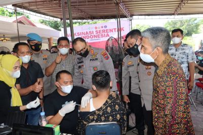 Bersama Kapolres, Bupati Labuhanbatu Saksikan Vaksinasi Serentak.