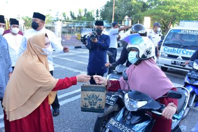 Bupati Bengkalis Bersama Dekranasda Bagikan 100 Takjil Kepada Masyarakat