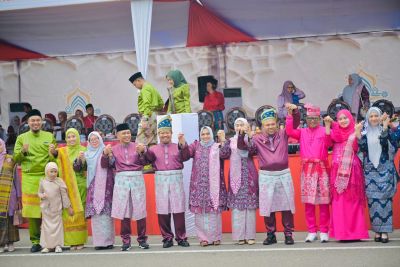 Bupati Bengkalis Kasmarni Dampingi Gubernur Riau Lepas Pawai Ta'aruf MTQ Provinsi Riau ke-43