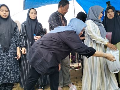 Bupati Bengkalis Kasmarni,Hadiri Pemakaman Wartawati Susi Yanti