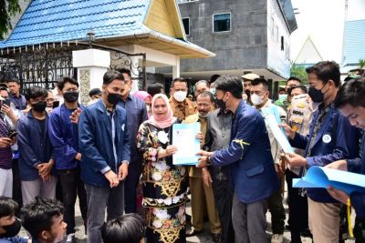 Bupati Bengkalis Sambut ratusan Mahasiswa saat berdemo
