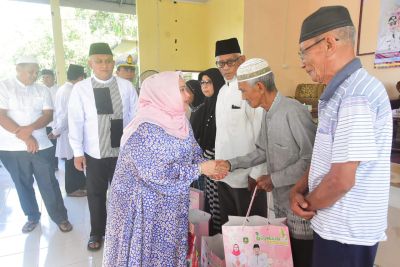 Bupati Bengkalis Serahkan Bantuan Penampung Air Hujan Untuk Masyarakat
