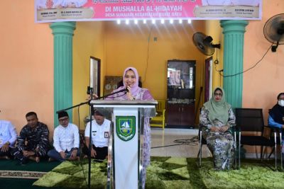 Bupati Kasmarni Serahkan Perangkat MOLDUK Portable di Kecamatan Siak Kecil