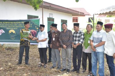 Bupati Kasmarni Serahkan Sapi Kurban Presiden Prabowo Subianto di Masjid Besar Arafah Duri