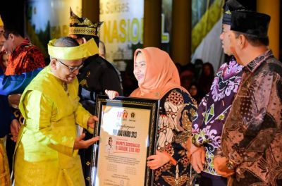 Bupati Kasmarni Terima Anugerah PWI Riau Award 2023