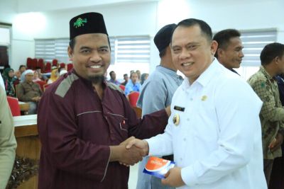 Bupati Serahkan Bantuan kepada Korban Puting Beliung